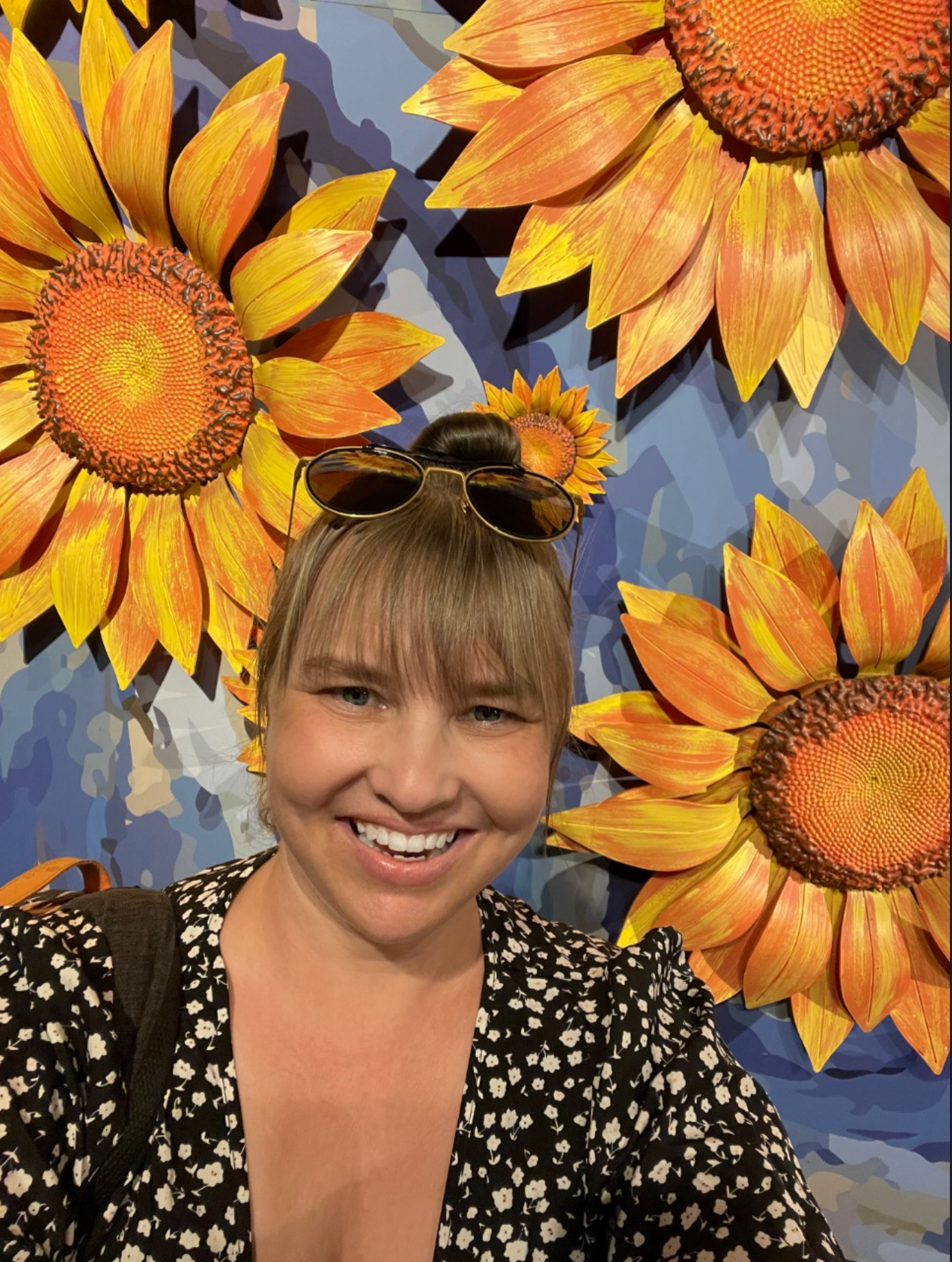 Stephanie Arnett selfie in front of van Gogh sunflowers